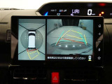 パノラミックビューモニター付きです。車両を上から見たような映像をディスプレイオーディオ画面に表示。運転席からの目視だけでは見にくい、車両周辺の状況をリアルタイムでしっかり確認できます。