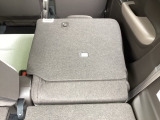 ワンアクションで後席を倒して、さらに使いやすく!!背もたれを左右別々に倒すことができます。