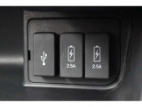 2.5AのUSB(急速充電)が付いており、車内でもしっかりとスマートフォン等の機器へ充電可能です♪