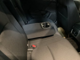 ドリンクホルダー付アームレスト。長距離ドライブも快適に過ごせます。