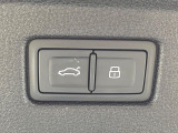 ●電動リアゲート:ワンタッチでリアゲートの開閉ができ、荷物などで両手が塞がっている状態でも簡単に開閉ができる便利機能です。