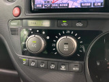 【オートエアコン】一度お好みの温度に設定すれば、車内の温度を検知し風量や温度を自動で調整。暑い&hellip;寒い&hellip;と何度もスイッチ操作をする必要はありません。快適な車内空間には必須の機能ですね♪