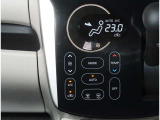 車内の温度を快適に保つタッチパネル式【オートエアコン】です。