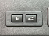 【パワーバックドア】スマートキーや運転席のボタンを押すだけでリアゲートが自動で開閉します!荷物を持っている時や、高い位置にあるバックドアを閉める際に便利な機能です♪