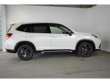 スバルの4WD(AWD)は直進安定性に優れ、日常走行から高速走行まで、さまざまなシーンで安心感に満ちた走りが愉しめます。それは悪路や泥道など左右のタイヤの路面状況が異なるシーンでも変わりません。