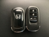 スマートキーを装備しています。鍵を差し込むことなくドアロックの開け閉めと、スタートボタン操作でのエンジンスタートができます。ボタン操作でトランクが開けられる電動テールゲートのボタンもついています。