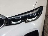 【LEDヘッドライト】先進のLEDテクノロジーを採用。放射される白色光の周波特性は太陽光に近く、バイキセノン・ヘッドライトを上回るコントラストで更に明るく輝きます!
