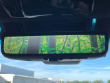 【デジタルインナーミラー】後席の大きな荷物や同乗者で後方が確認しづらい時でも安心!カメラが撮影した車両後方の映像をルームミラー内に表示。クリアな視界で状況の確認が可能です!