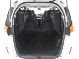◆サードシートは跳ね上げ式で、使用しない場合は荷室の拡大ができます。さらに広々なラゲッジスペースの出来上がりです!