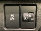 ハンドルの右側にはヘットライトリベライザーとVSA(ABS+TCS+横滑り抑制)の解除スイッチがついています。ヘッドライトリベライザーは道路状況や積荷の加重に応じてライトの高さを調節できます。