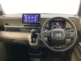 車内は光触媒抗菌消臭施工済です。インパネ周りはスタイリッシュなデザインで機能や装備も充実しています。グローブボックスやカップホルダーのほかにトレーなどたくさんの収納スペースが付いています。
