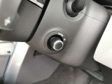 【電動コラム】シートメモリーと合わせて使用すると複数人運転する場合は、お好きなポジションを記憶する事ができます。細かな調節も可能なため、ストレスなく運転が出来ます。