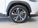 純正のアルミホイール装着車です。タイヤサイズは225/50R18です。