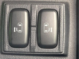 【両側パワースライドドア】スマートキーや運転席のスイッチで後席両側スライドドアの開閉が可能♪電動だから力を入れてドアを開ける必要が無く、小さなお子様でも簡単に開け閉めでき快適です♪