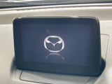 【マツダコネクトナビ】車内の雰囲気にマッチした一体型タイプのナビ。各種車輌設定やBluetooth再生等、様々な機能が楽しめます。直感的なダイヤル操作が可能で、使い勝手も良好です。