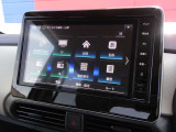 ナビゲーション+AV 2画面表示(デュアルウィンドウ)、TV、FM/AM、Bluetooth Audio、microSDカード(音楽/動画ファイル再生)、ハンズフリーフォン、スマホでの地図更新が可能な高性能大型ナビです。