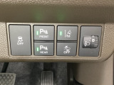 ハンドルの右側にはヘットライトリベライザーとHondaセンシング用のメインスイッチがついています。ヘッドライトリベライザーは道路状況や積荷の加重に応じてライトの高さを調節できます。