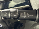 【オートワイパー(AUTO)】雨が降り出した時に、雨滴検出用センサー(レインセンサー)が雨滴を感知すると、自動でワイパーが動作します。
