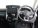 運転席側から見た写真です、お車にマッチングするように考えられたインパネデザイン!沢山のスイッチ類も運転させる方が使いやすい位置に配置されていますね!