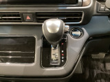 CVT車のセレクトレバーです。低速から高速まで、変速ショックのないスムーズな走りを実現するとともに、エンジン効率のよい領域を維持することで燃費にも貢献します。