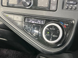 【オートエアコン】一度お好みの温度に設定すれば、車内の温度を検知し風量や温度を自動で調整。暑い&hellip;寒い&hellip;と何度もスイッチ操作をする必要はありません。快適な車内空間には必須の機能ですね♪
