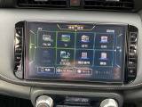 日産純正ナビ「MM323D-L」(キックス専用モデル)は、「運転する人も乗る人もリラックスできる機能が満載」や「9インチの大画面がジャストフィットし、上質感のある車内空間が心地よさを提供」というコンセプト