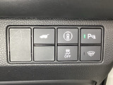 Hondaセンシング用の、VSA(ABS+TCS+横滑り抑制)解除と路外逸脱抑制機能のオンオフスイッチなどはハンドルの右側に装備しています。