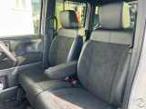 適度なホールド感のあるフロントシートは疲れにくく長時間の運転でもしっかりサポートします。ベンチタイプですので横移動も楽々。