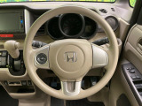 インテリアに合わせたデザインのステアリングは、運転される方のことも考え、運転しやすい形状、大きさです。是非一度、実際に触ってお確かめください。
