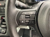 ステアリングにオーディオ操作スイッチが付いています。オーディオ画面に直接タッチしなくても操作が出来ますので、運転に集中できます。