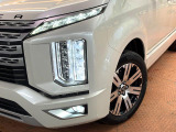 【LEDヘッドライト】悪天候や夜間走行時も良好な視界を確保し安心して運転できる高輝度LEDヘッドライトを装備!点灯速度が早く、消費電力も抑えられています。