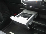 運転席と助手席の中央になります