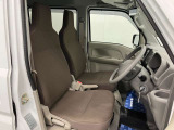 【フロントシート】さまざまな体格の方が快適に運転ができるよう配慮したシートになっております。