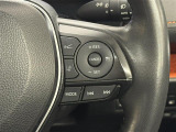 【レーダークルーズコントロール】従来のクルコンの機能に加え、先行車に接近すると、安全な車間距離を保ちながら先行車の車速に合わせ追従するシステム。