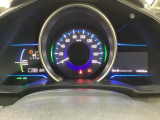 ハイブリット車専用のメーターです。中央のスピードメーターより左右のサブデスプレイで燃費や動力伝達などの情報が見れるようになっています。