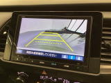 リバースギアに入れるだけで後方の表示へ切り替わります。夜間や雨の日の駐車も楽になりますよ。