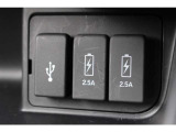 2.5AのUSB(充電)が付いており、車内でもしっかりとスマートフォン等の機器へ充電可能です♪
