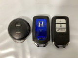 スマートキーを装備しています。鍵を差し込むことなくドアロックの開け閉めと、スタートボタン操作でのエンジンスタートができます。ボタン操作でトランクが開けられる電動テールゲートのボタンもついています。