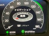 液晶表示で視認性が高く、必要な情報が一目で分かるデザインのメーターとなっております。