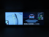 後退時には、リヤの4つのセンサーが障害物を検知し、必要に応じてブレーキが作動するよう設計されています。サイドビュー映像も表示され、周囲を確認しやすく、見えにくいガレージへの車庫入れも安心です。