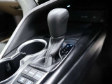 CVT(無段変速)のオートマチックです。フロアシフトがとても使い易いです。また高燃費に貢献するのもこのオートマチックです(*^_^*)