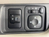 【電動格納ミラー】サイドミラーは電動格納式となっており、狭い駐車場でもキズがつくリスクを抑えられます。