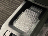 スマートフォンなどがスッキリ置けるセンターコンソールトレイです