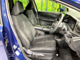運転席まわりには十分なスペースがあり、大柄な方でもゆったり運転していただける環境です。