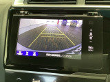 リバースギアに入れるだけで後方の表示へ切り替わります。夜間や雨の日の駐車も楽になりますよ。
