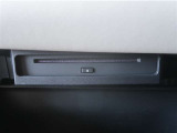 車内でCD DVDのメディアが楽しめます。