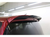 バイカラーを大胆に取り入れた個性的なスタイルのモデリスタリヤルーフスポイラーを装着。ルーフエンドから続く伸びやかなリヤルーフスポイラーでガッシリ感のあるバックスタイルになっています。
