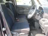 運転席には、シートリフターが付いております☆ 前後のスライドに加えシートの高さも変更出来ますので小柄な女性の方でも運転し易いポジションを取れます♪