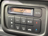 【オートエアコン】一度お好みの温度に設定すれば、車内の温度を検知し風量や温度を自動で調整。暑い&hellip;寒い&hellip;と何度もスイッチ操作をする必要はありません。快適な車内空間には必須の機能ですね♪