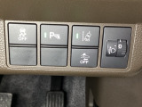 ハンドルの右側にはヘットライトリベライザーとHondaセンシング用のメインスイッチがついています。ヘッドライトリベライザーは道路状況や積荷の加重に応じてライトの高さを調節できます。